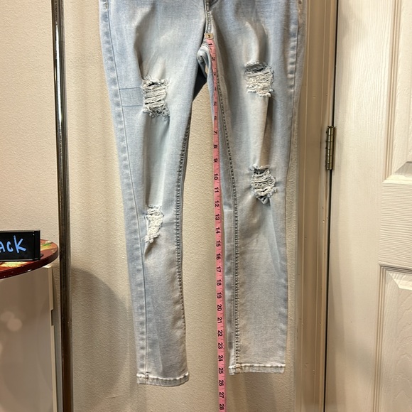 TRU CRAFT - Curvy High Rise Skinny Jeans Whitewashed, distressed w/holes - 7 - Picture 7 of 9